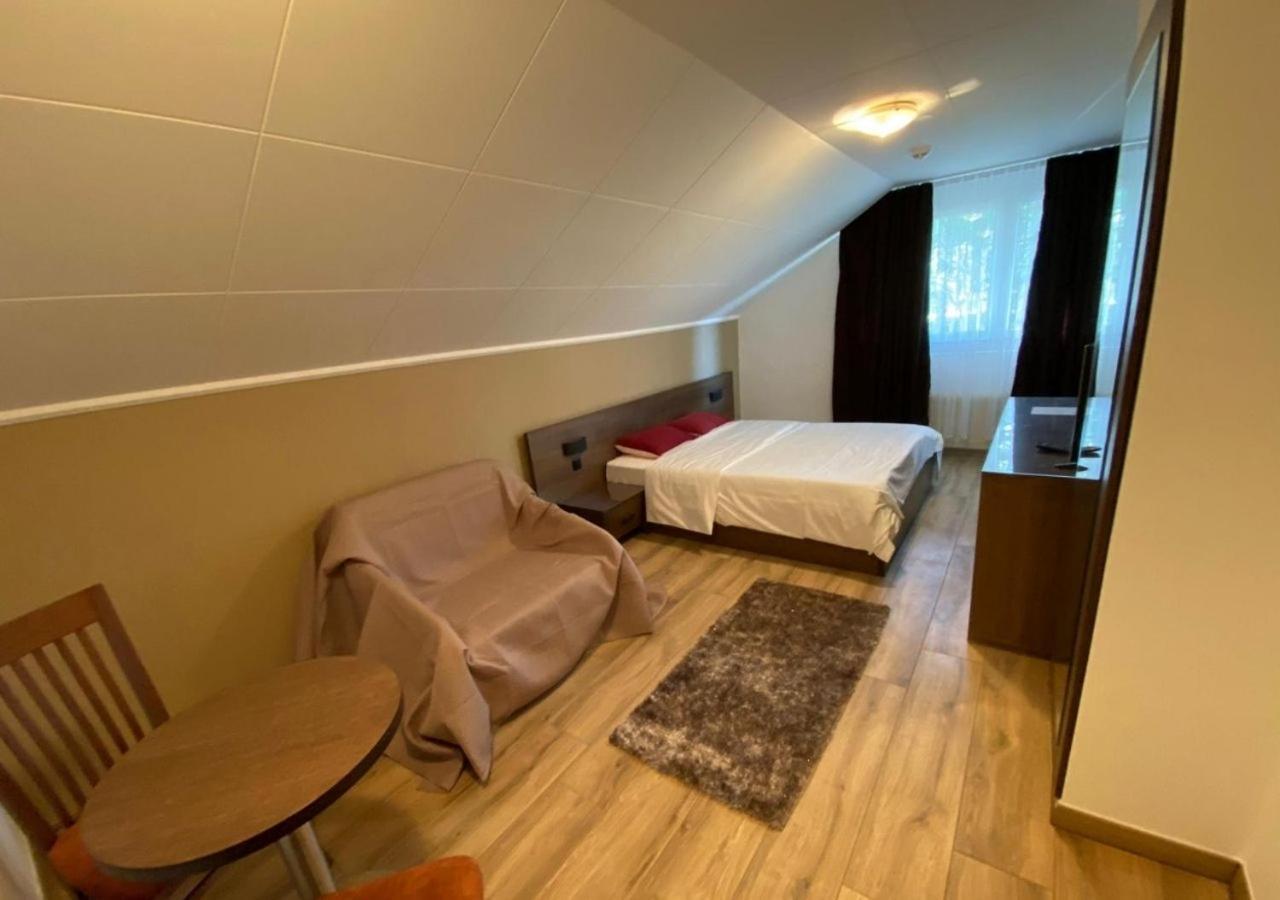 Des Fleurs Motel